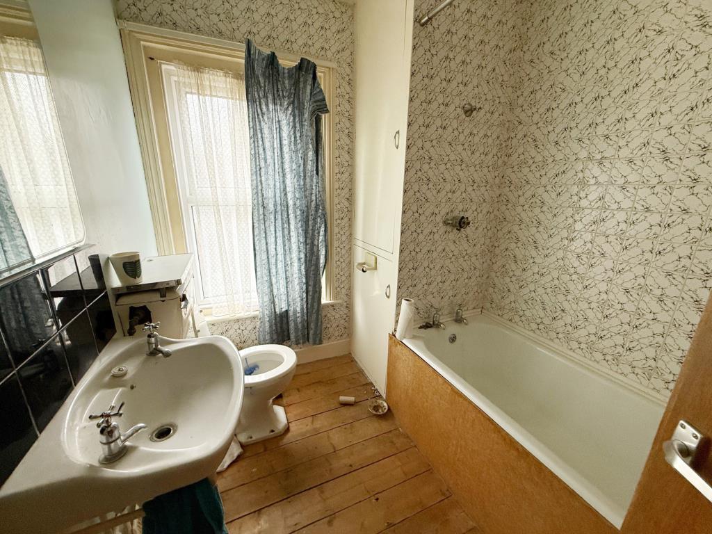 Lot: 111 - ESTABLISHED FOUR-BEDROOM TERRACE HOUSE FOR IMPROVEMENT - Bathroom